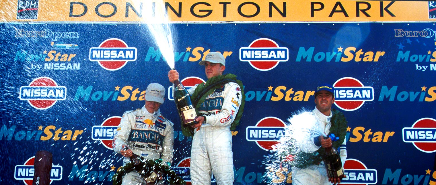 En la Fórmula Nissan, Fernando consiguió 9 poles y 6 victorias que le alzaron como Campeón de Euro Open Movistar.