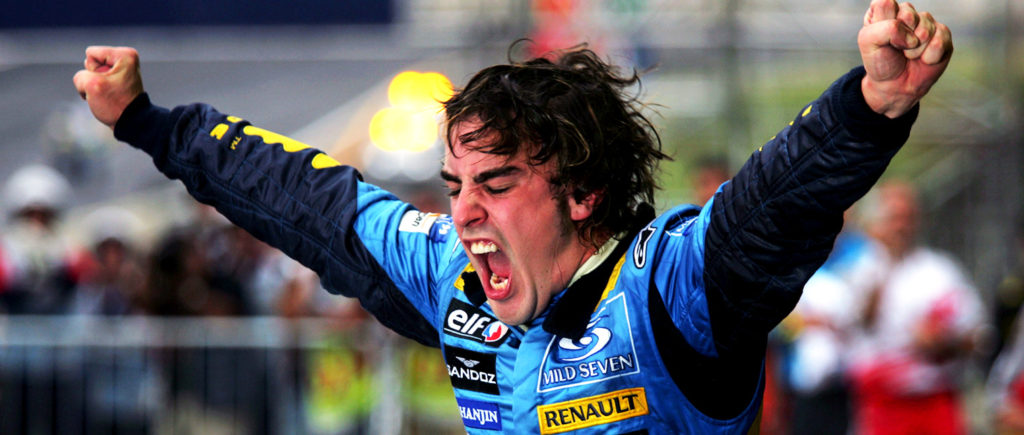 Fernando se proclama, por primera vez, Campeón Mundial de Fórmula 1 en el Gran Premio de Brasil, y se convierte en el piloto más joven de la historia en conseguirlo.