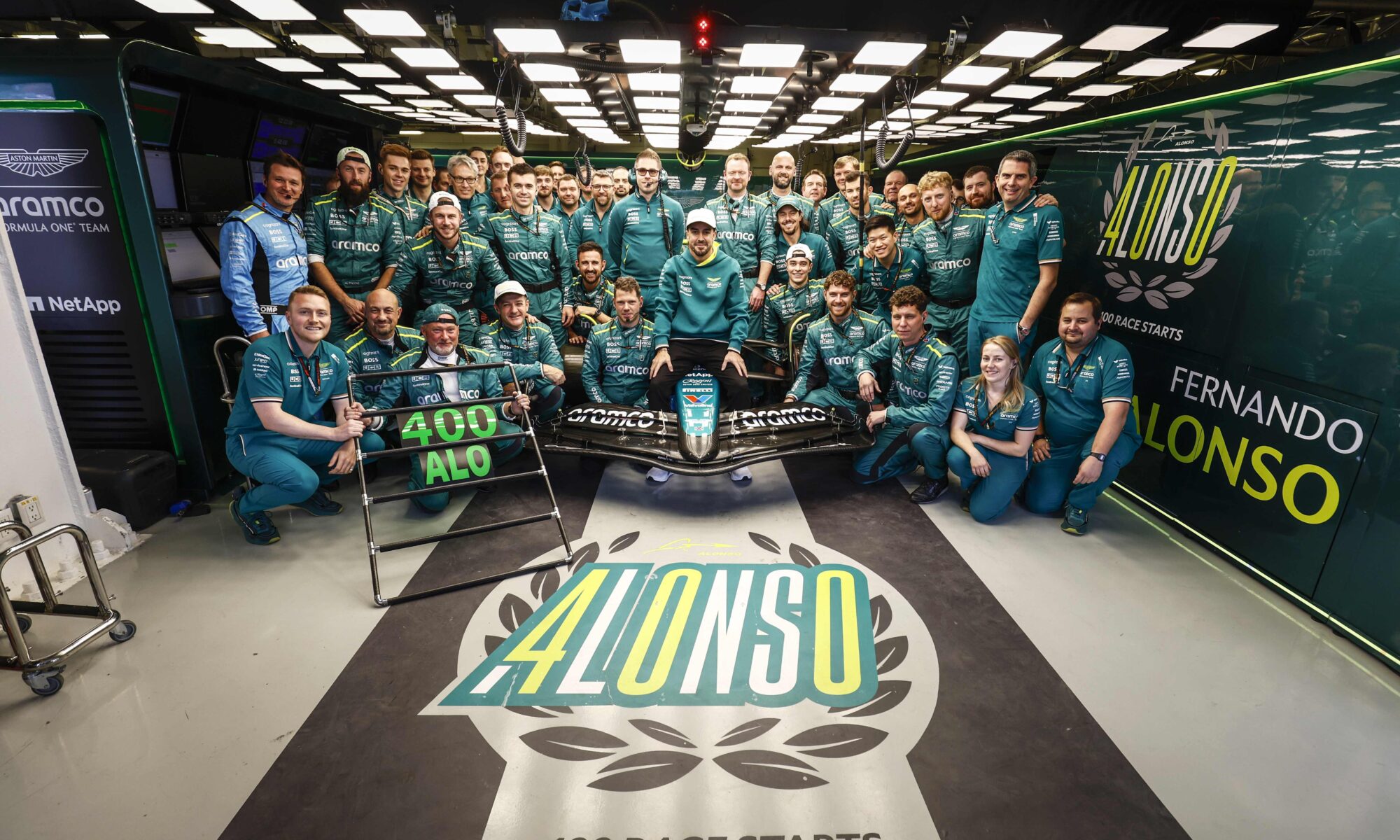 garage, team, Autodromo Hermanos Rodriguez, GP2420a, F1, GP, Mexico Fernando Alonso, Aston Martin F1 Team, 400th Grand Prix team celebrations in the garage